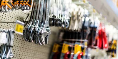 Werkzeug aufgereiht in einem Laden für Baubedarf.