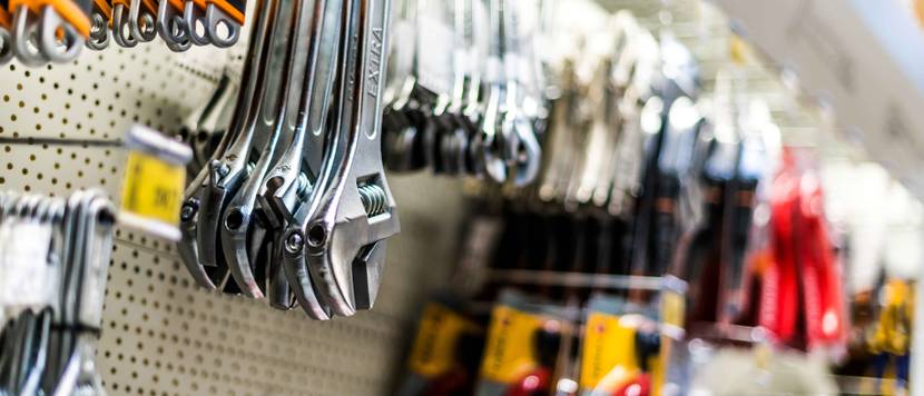Werkzeug aufgereiht in einem Laden für Baubedarf.