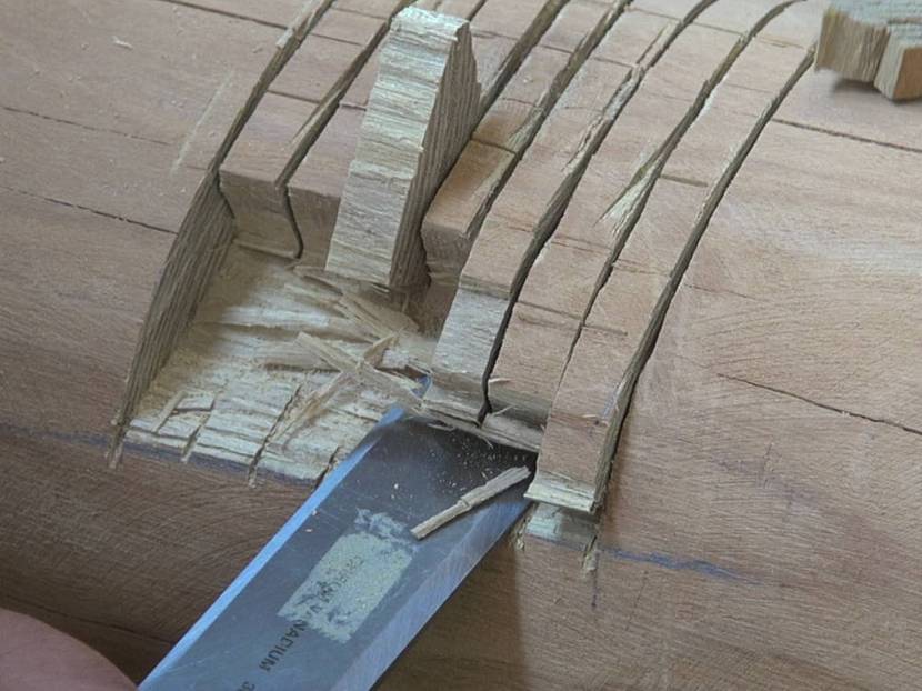 Zwischenraum mit einem Stechbeitel ausarbeiten