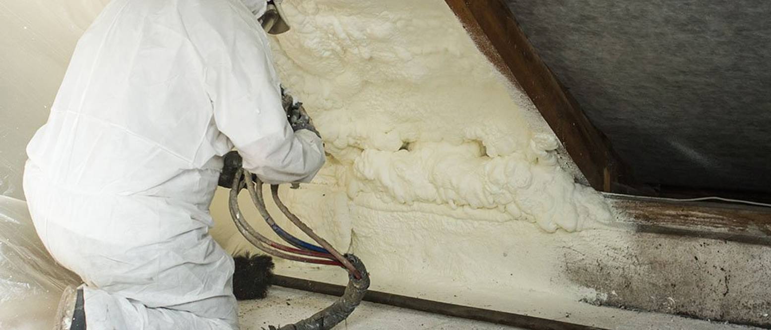 BauschaumAnwendung So wird Montageschaum in der Dachdämmung