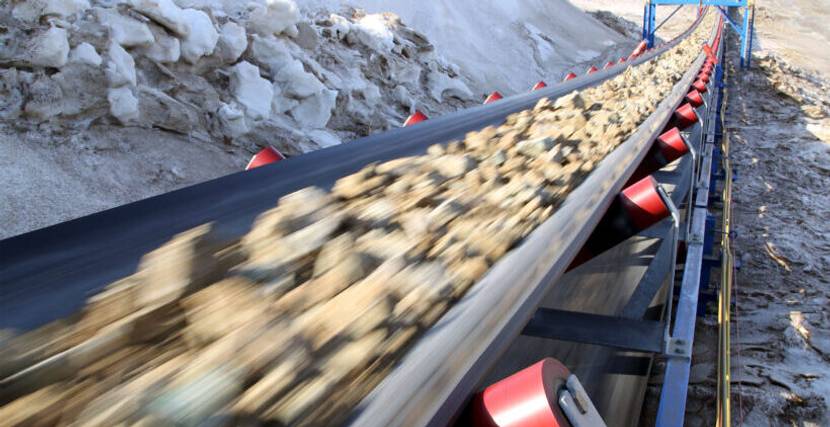 Auch auf großen Baustellen lassen sich Schutt und Steine sowie Baumaterialien mit einem Transportband schnell und einfach befördern.
