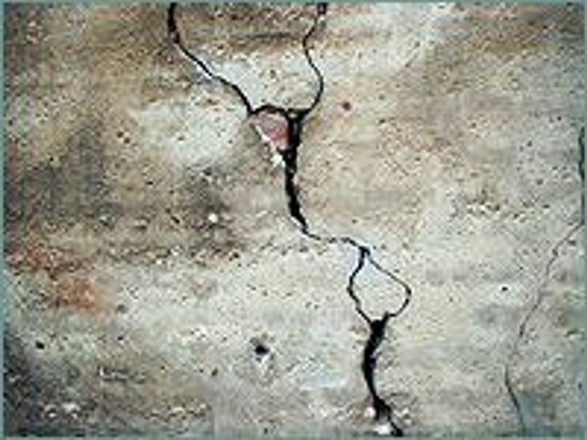 Risse im Beton zu reparieren