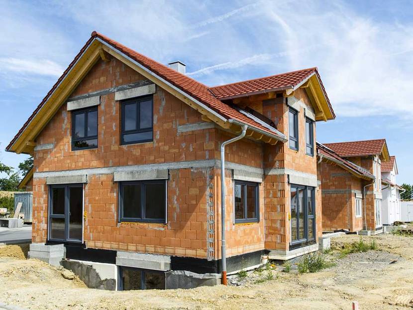 Beim Rohbau sind die Betonstürze über jeder Tür und jedem Fenster gut zu erkennen.