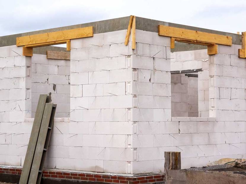 Statt fertiger Betonstürze kann beim Neubau auch geschalt und betoniert werden.