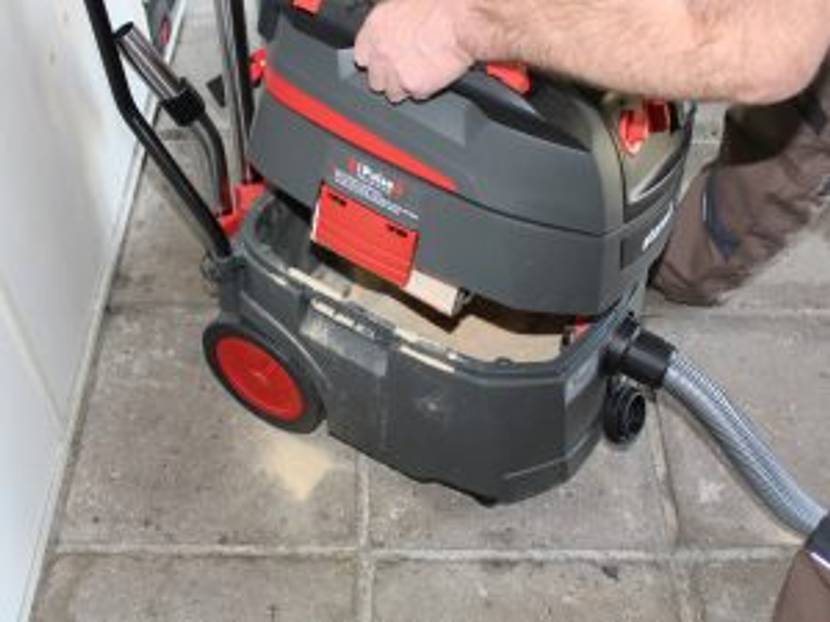 Vor dem Öffnen: Filter reinigen lassen!