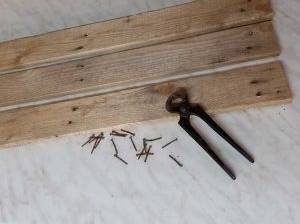 Die Nägel lassen sich mitunter schwer entfernen.