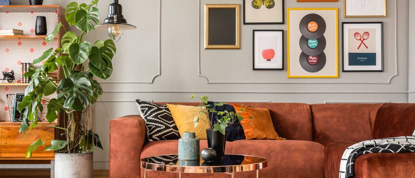 Ein modern eingerichtetes Wohnzimmer mit einer Bildergalerie.