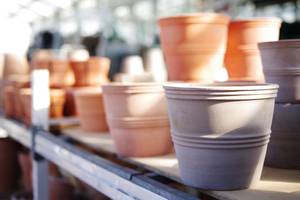 blumentoepfe aus ton im regal