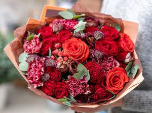 blumenstrauss-frisch-halten