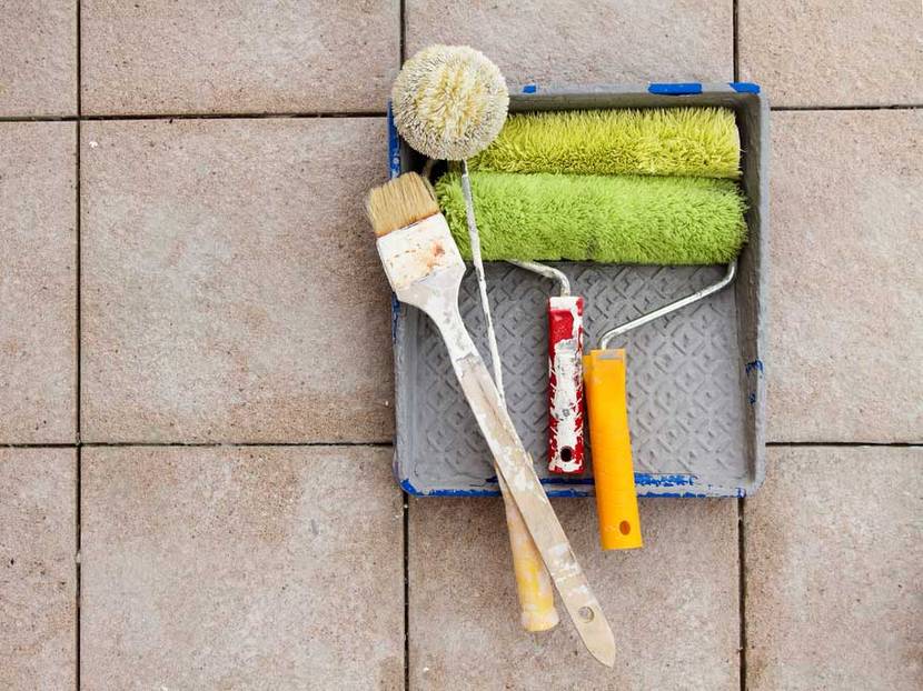 gebrauchte Pinsel und Rollen