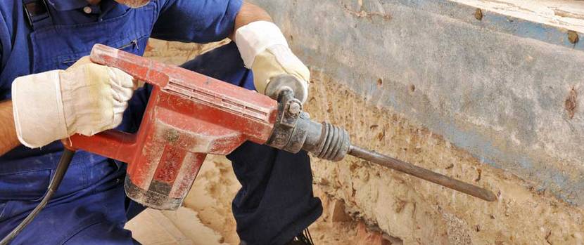 Bohrhammer im Einsatz beim Putz entfernen