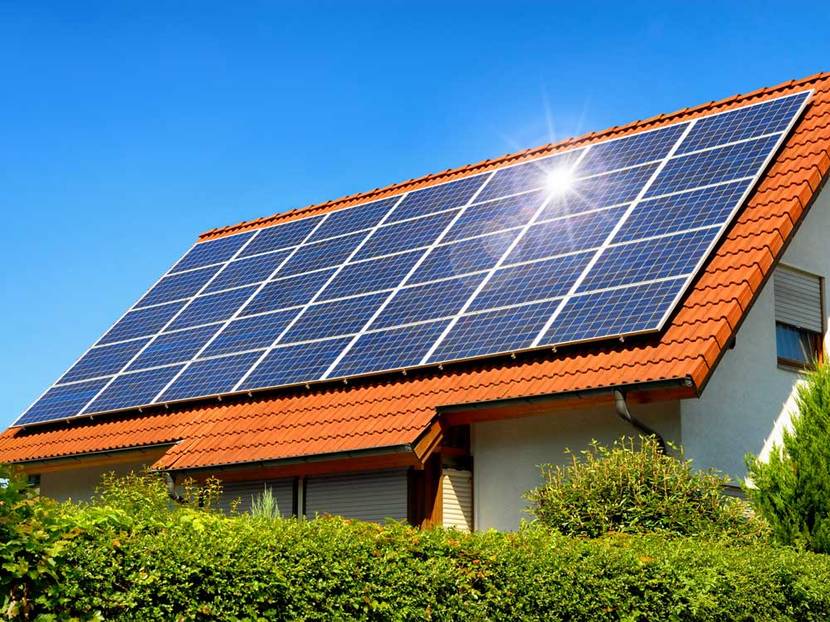 Solarzellen auf dem Dach für den Warmwasserspeicher