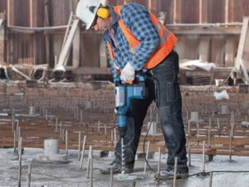 Schwerer Bohrhammer im Einsatz auf der Baustelle