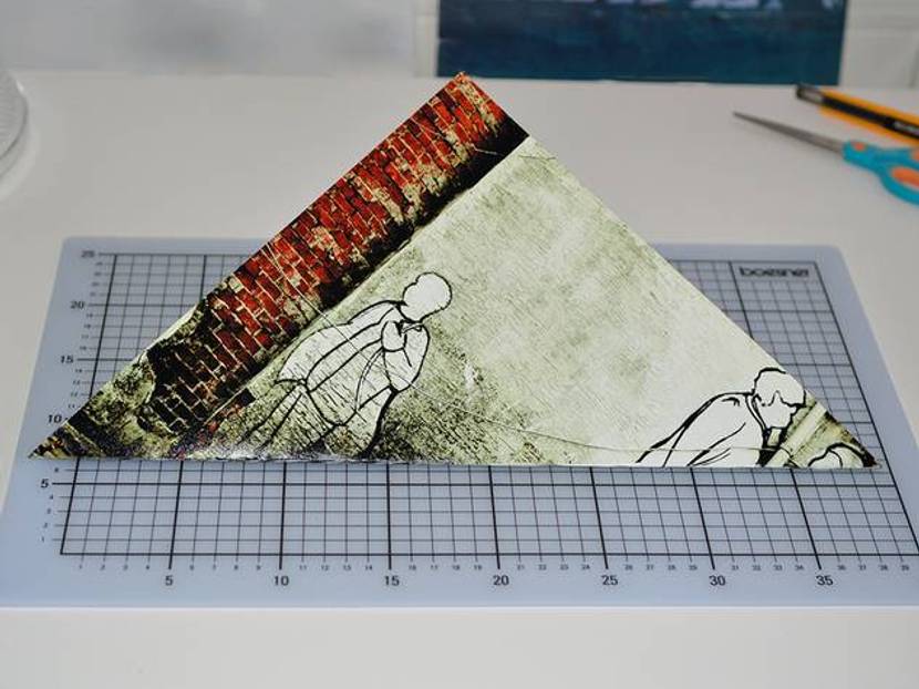 Das Papier diagonal auf Mitte falten