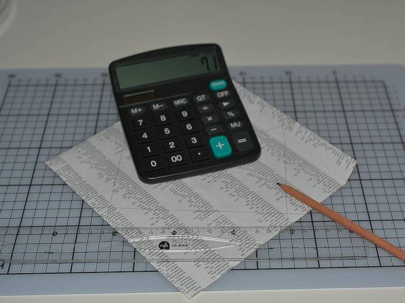 Das Rechteck wir auf der Innenseite des Bastelbogens oder einem anderen Blatt Papier angezeichnet. Besonders interessant sieht diese Variante aus, wenn Landkarten oder ähnliches diagonal verwendet werden.
