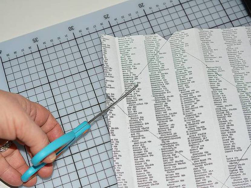 Bei der diagonalen Verwendung wird das aufgezeichnete Rechteck ausgeschnitten. Bei einer waagerechten Verwendung werden dementsprechend nur zwei Seiten zugeschnitten.
