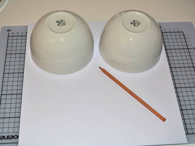 Vier gleich große Kreise auf einen Bogen Papier aufzeichnen. Hierzu sollte kein Zirkel verwendet werden, um das Papier nicht mit der Spitze zu beschädigen.
