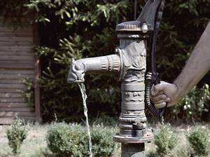 brunnen-bohren-schwengelpumpe