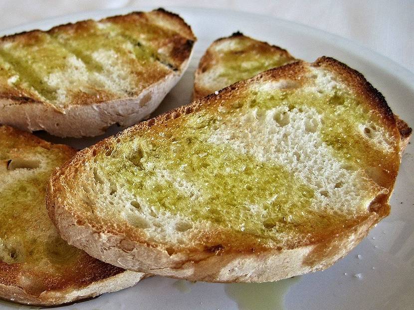 Gutes Olivenöl auf das geröstete Brot