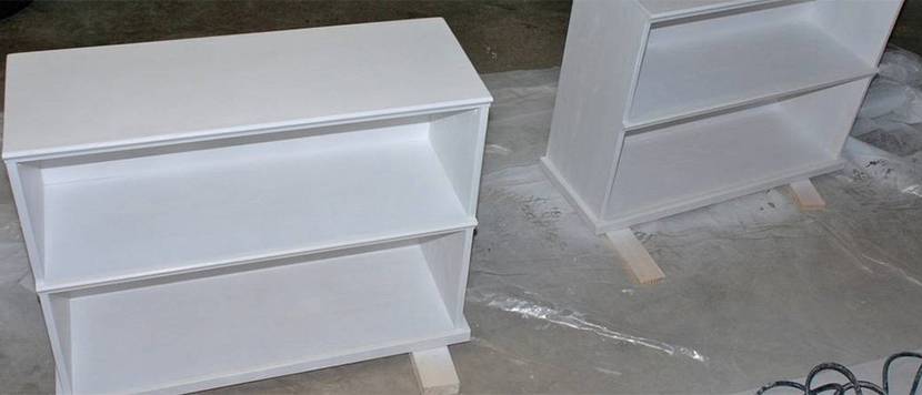 buecherrergal-weiss-lasur