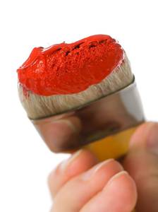 Rote Farbe auf Pinsel