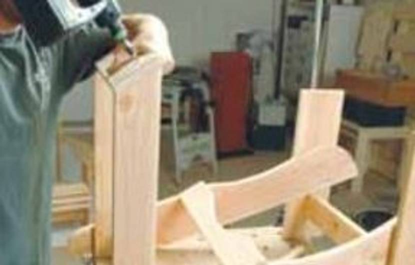 Nr. 7: Das obere Querstück wird auf den hinteren Beinen befestigt