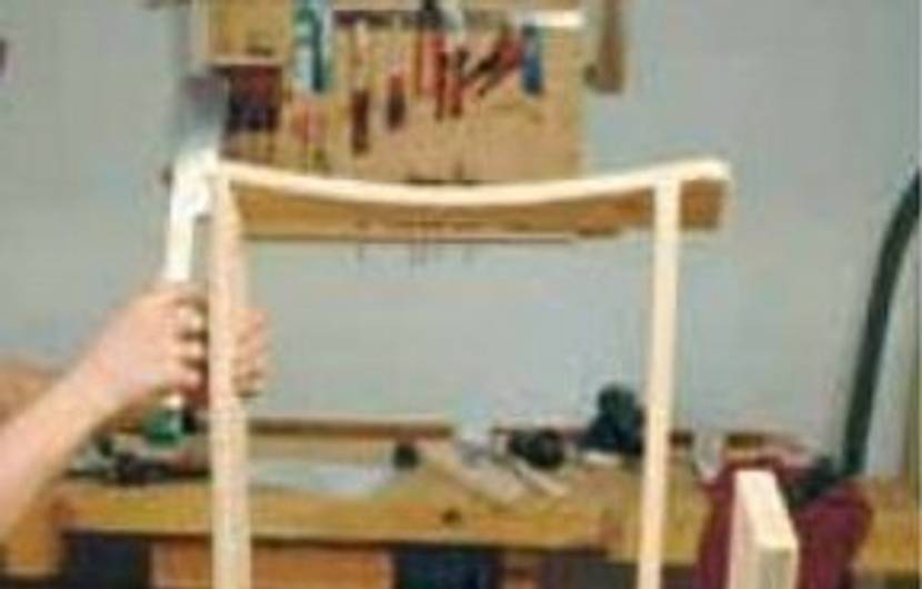 Nr. 8: Mit einer Handsäge schneiden Sie die oberen Ecken der Stuhlbeine ab