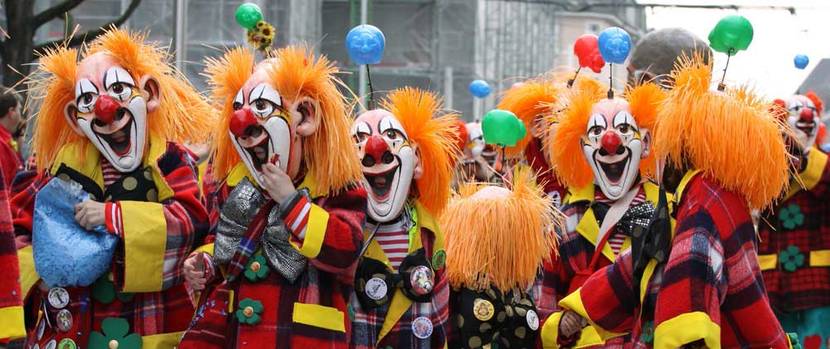 Clowns in Kostümen beim Karnevalszug