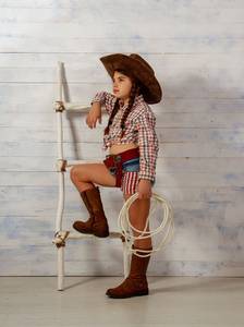 kleines Mädchen, verkleidet als Cowgirl