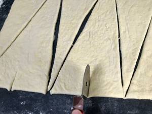croissants-dreiecke-einschneiden