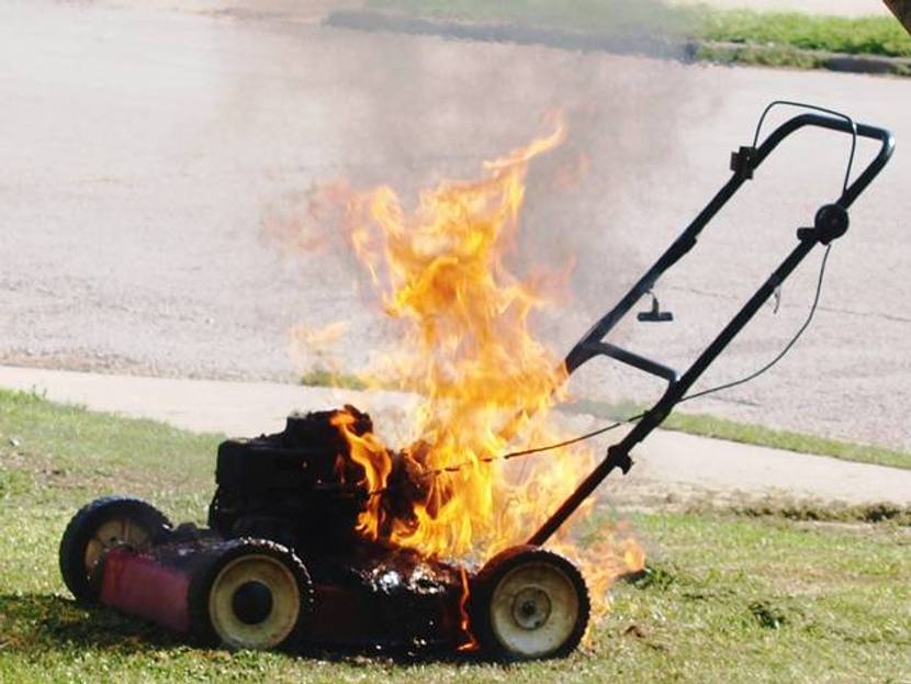 Rasenmäher in Flammen