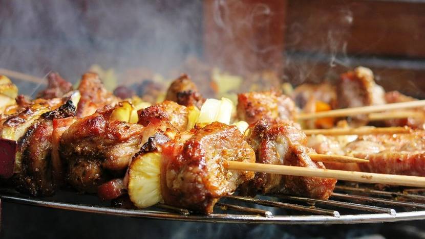 Fleischspieße auf dem Grill