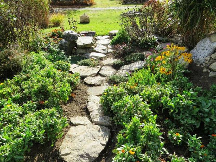 Gartenweg aus Naturstein