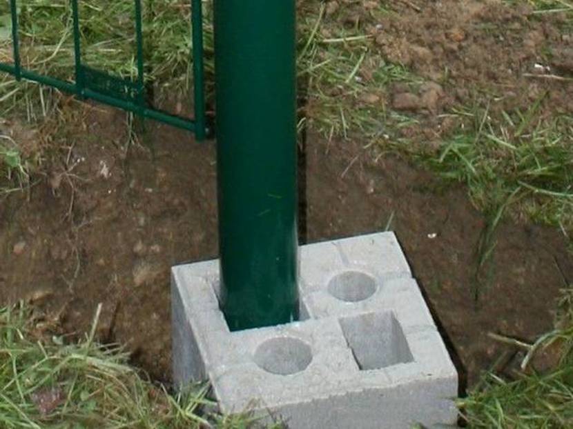 Zaunpfosten in Fundamentstein