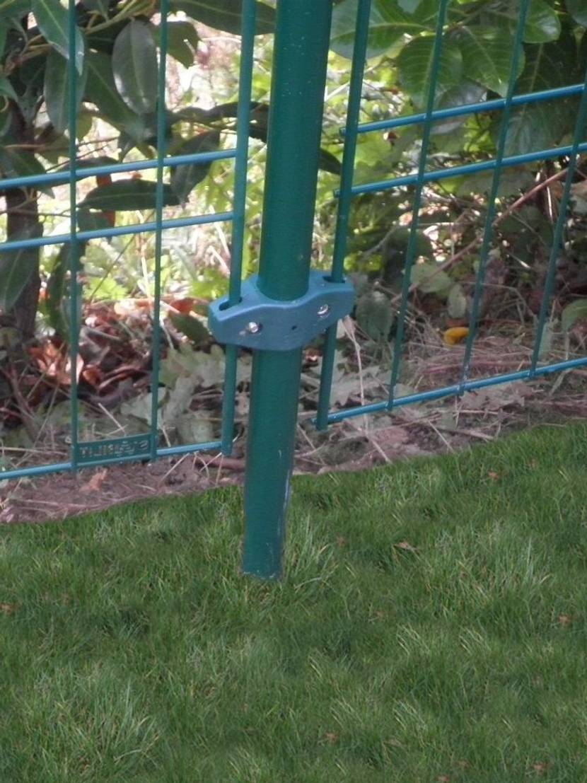 Zaunpfosten mit Fundamentstein