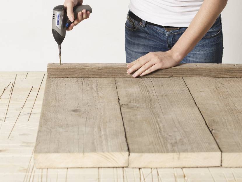 Holzbank mit Rückenlehne - Abb. 2: Fuß festschrauben