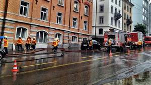 Feuerwehr beim Auspumpen des Kellers
