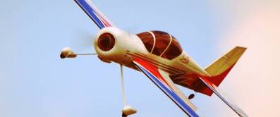 Modellflugzeug im Himmel