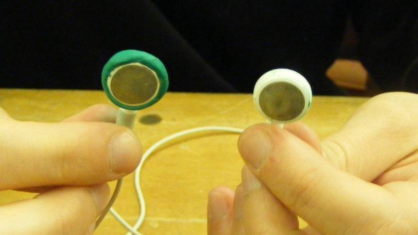Mit Sugru reparierte Kopfhörer