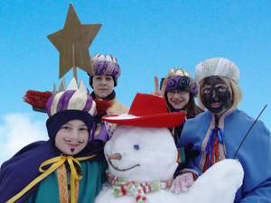 Sternsinger neben Schneemann