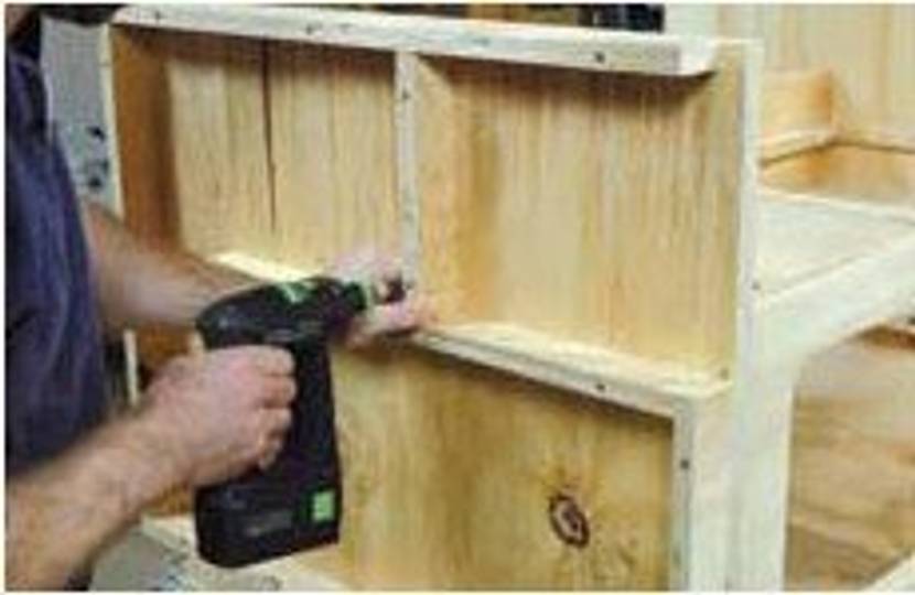 Senkrechte Abstandsleisten anschrauben