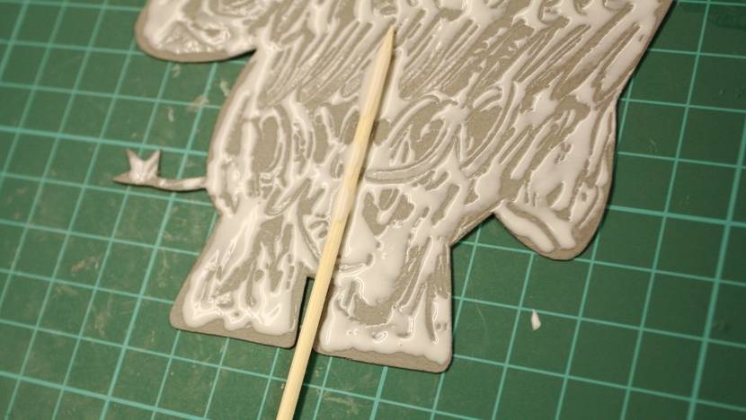 Holzstäbchen auf Elefant kleben