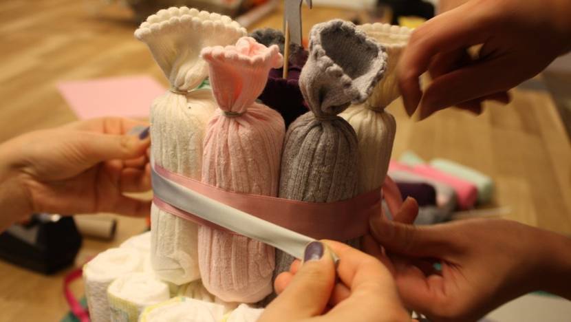 Windelsocken mit grauem Band dekorieren