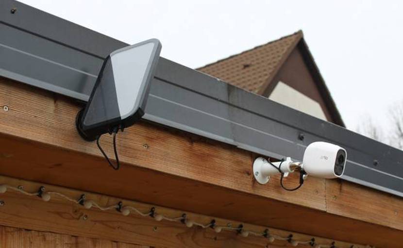 Das Kabel am Solar-Modul lässt sich schwer verstecken.