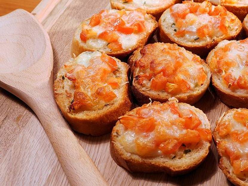 Bruschetta mit Käse überbacken