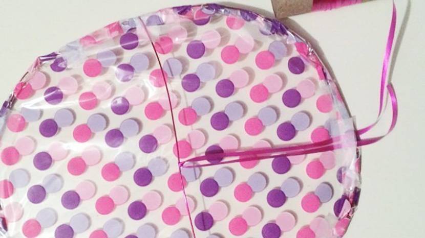Rosa Kinderdrachen aus Geschenkfolie