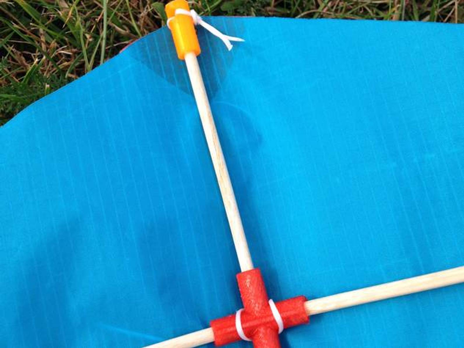 Flugdrachen basteln und selber bauen - Bauanleitungen - heimwerker.de