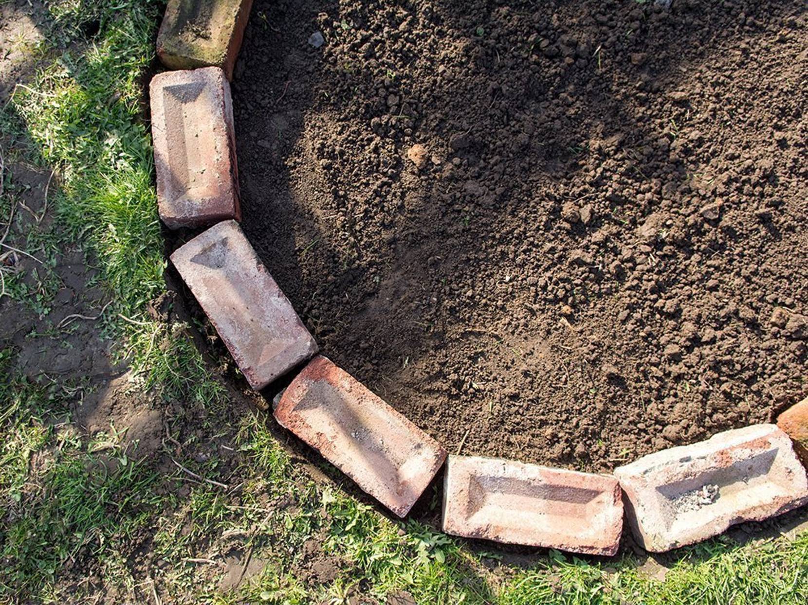 Hochbeet aus Ziegelsteinen selber bauen Anleitung in 6 Schritten