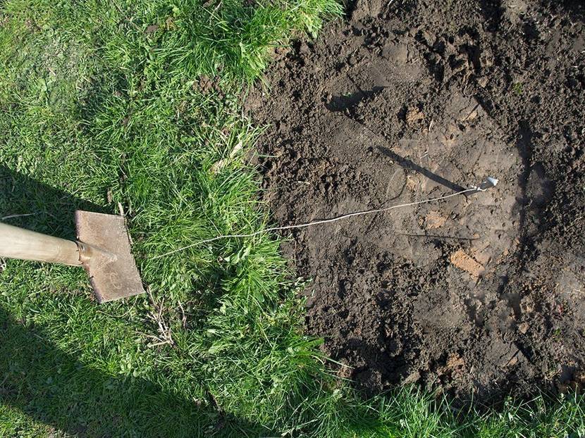 Kreis mit Hering, Schnur und Spaten abstechen