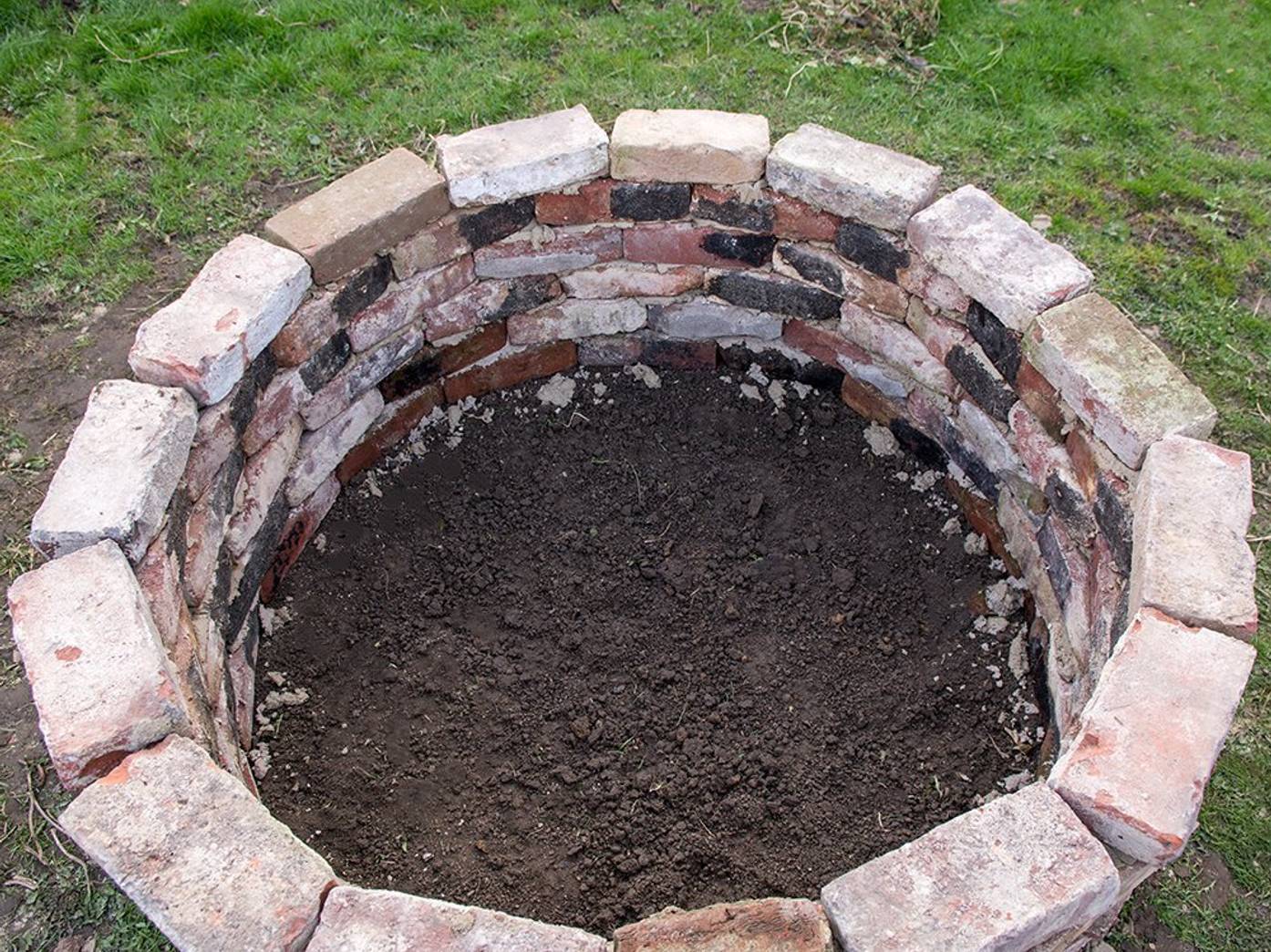 Hochbeet aus Ziegelsteinen selber bauen Anleitung in 6 Schritten